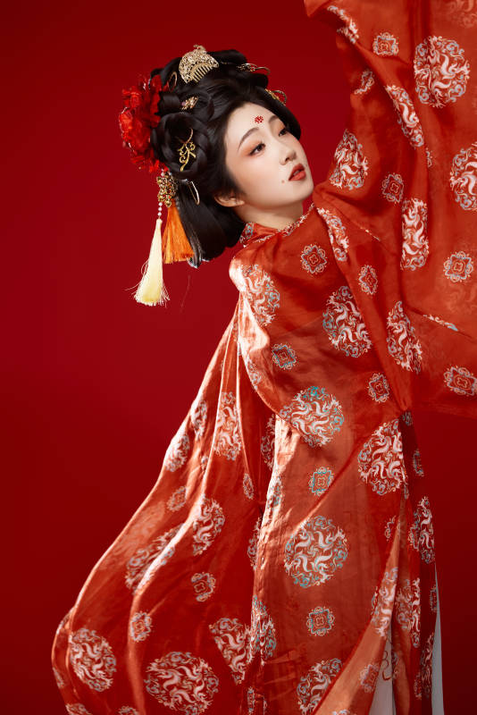 红色背景下大唐风韵女性古装妆容造型
