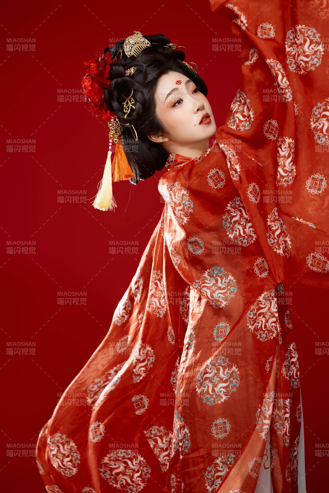 红色背景下大唐风韵女性古装妆容造型