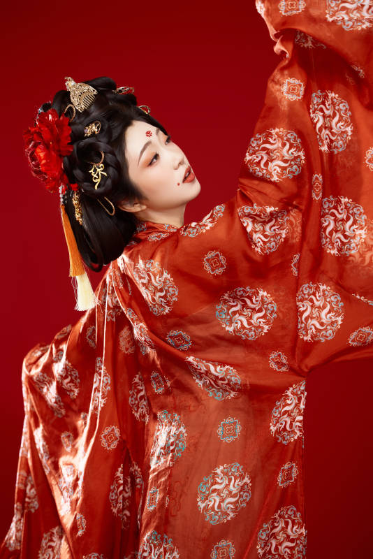 红色背景下大唐风韵女性古装妆容造型