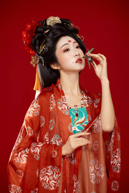红色背景下大唐风韵女性古装妆容造型