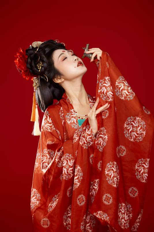 红色背景下大唐风韵女性古装妆容造型