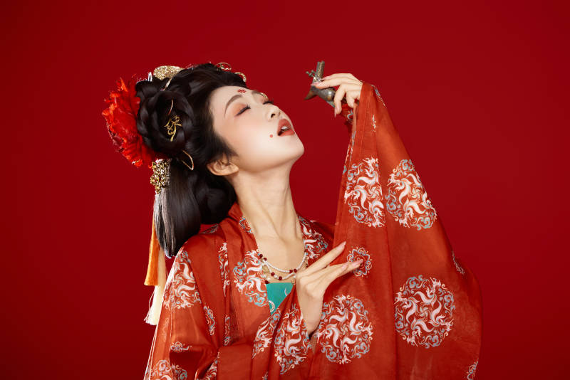 红色背景下大唐风韵女性古装妆容造型