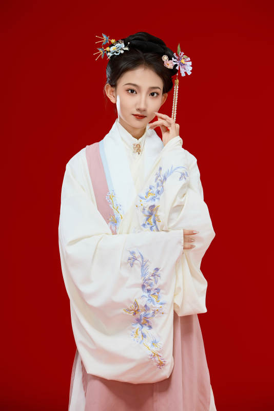 红色背景下穿着中国明朝明制汉服服饰的少女