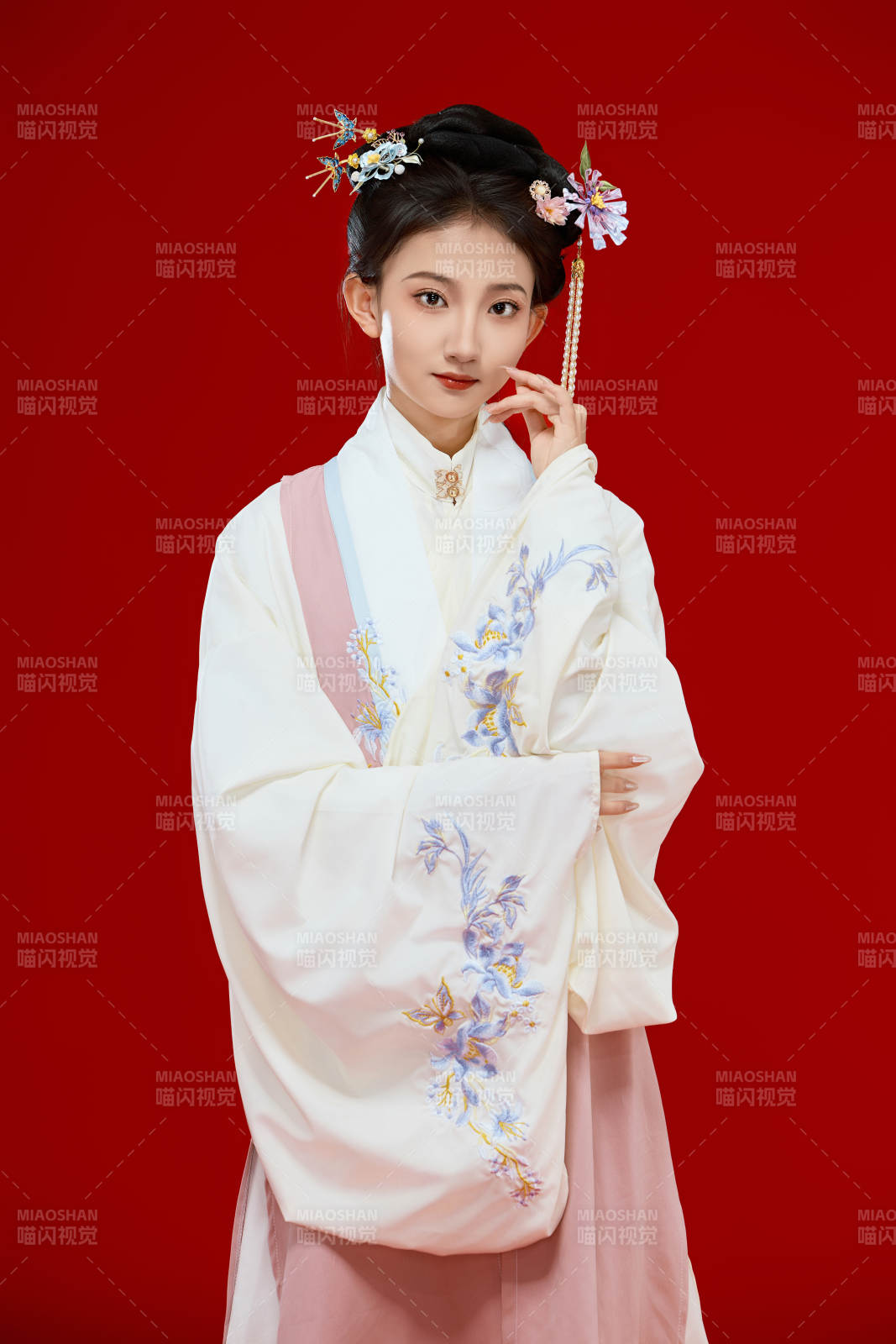红色背景下穿着中国明朝明制汉服服饰的少女