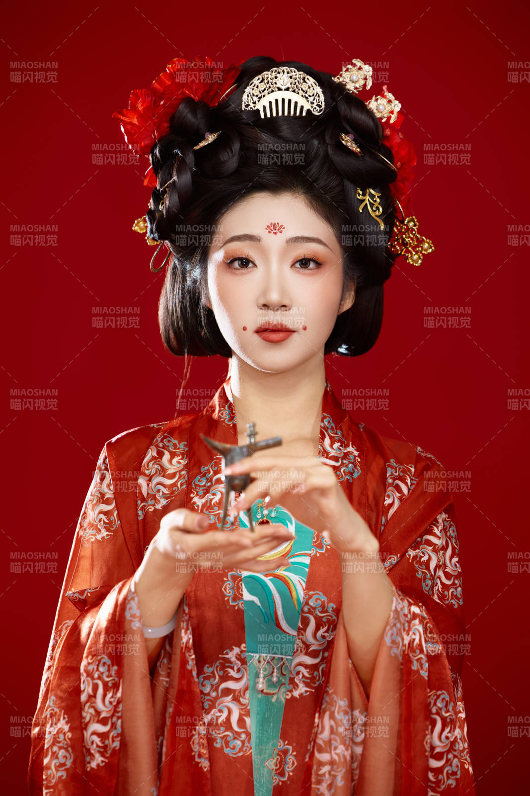 红色背景下大唐风韵女性古装妆容造型