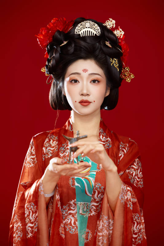 红色背景下大唐风韵女性古装妆容造型