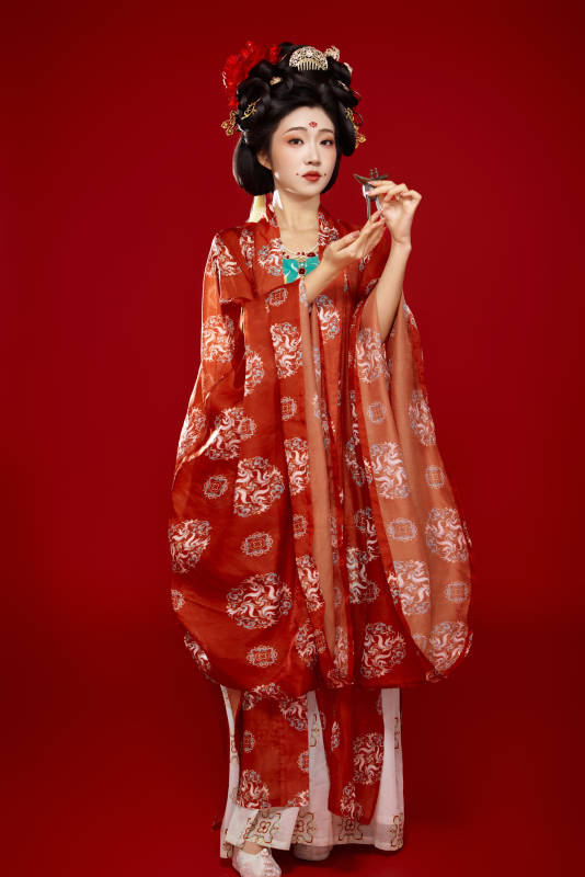 红色背景下大唐风韵女性古装妆容造型