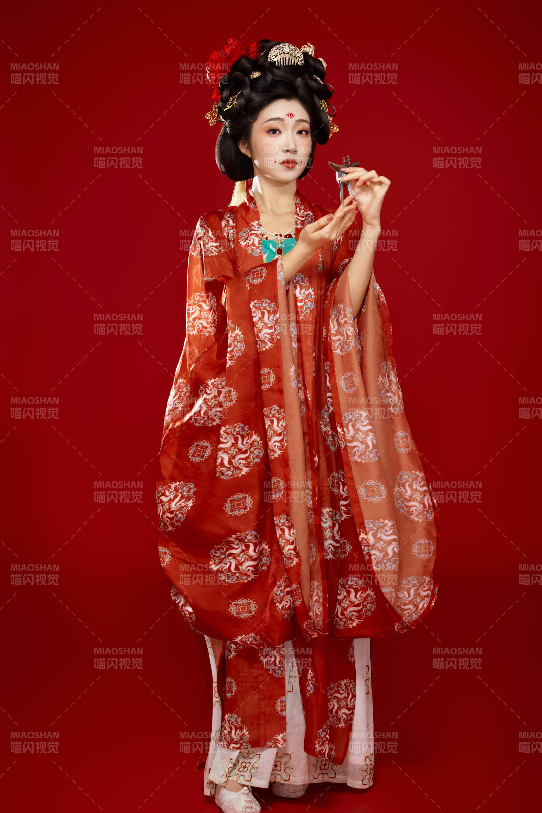 红色背景下大唐风韵女性古装妆容造型