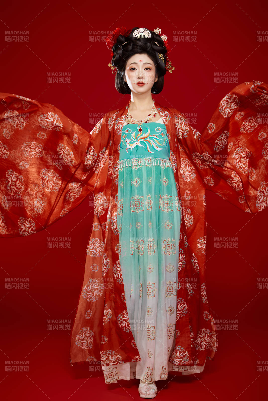 红色背景下大唐风韵女性古装妆容造型