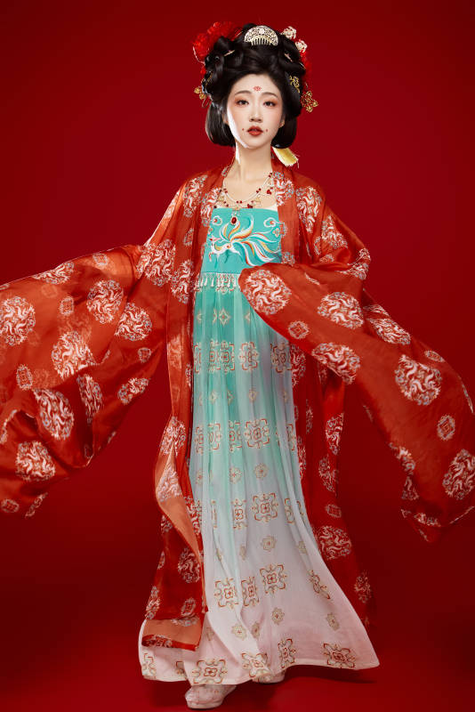 红色背景下大唐风韵女性古装妆容造型