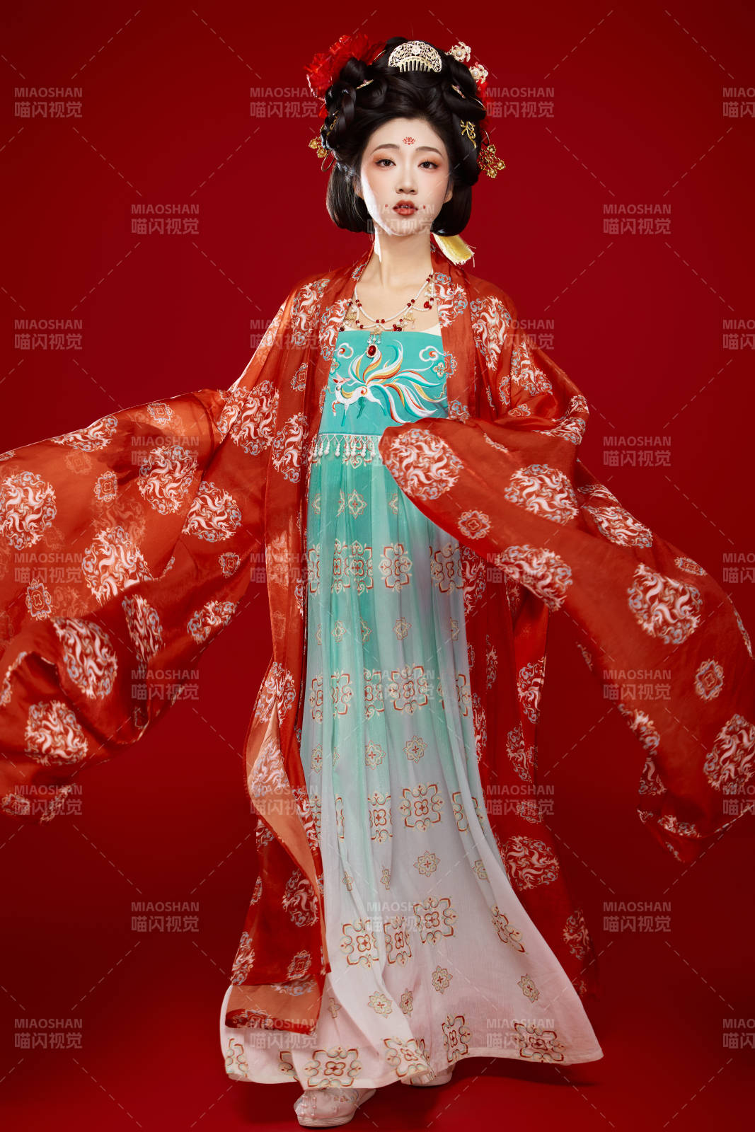 红色背景下大唐风韵女性古装妆容造型