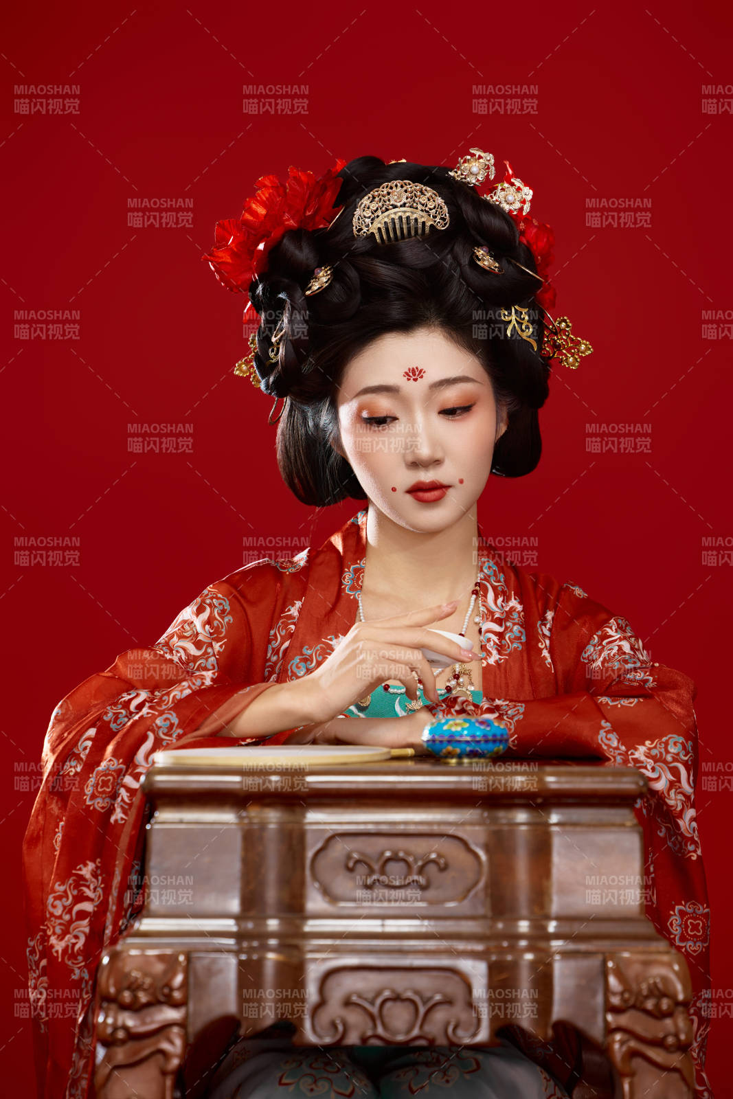 紅色背景下大唐風韻女性古裝妝容造型