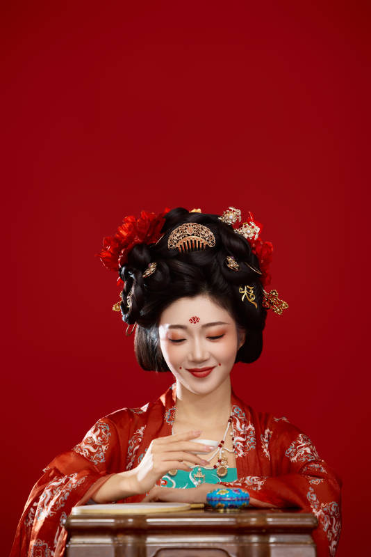 红色背景下大唐风韵女性古装妆容造型