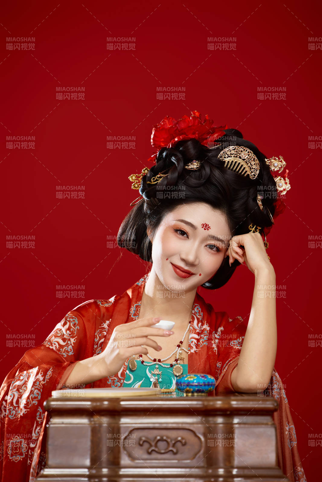 红色背景下大唐风韵女性古装妆容造型