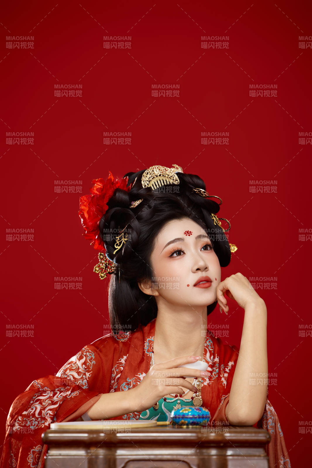 红色背景下大唐风韵女性古装妆容造型
