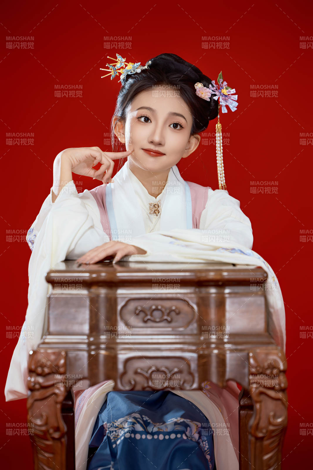 红色背景下穿着中国明朝明制汉服服饰的少女