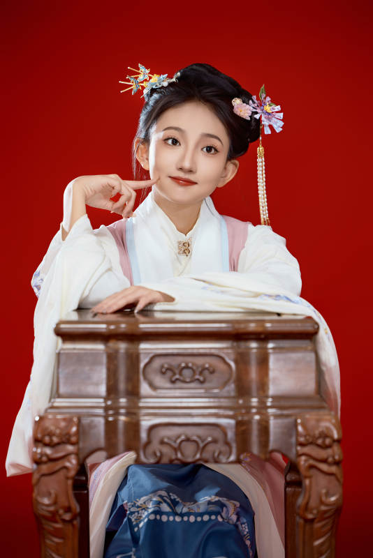 红色背景下穿着中国明朝明制汉服服饰的少女