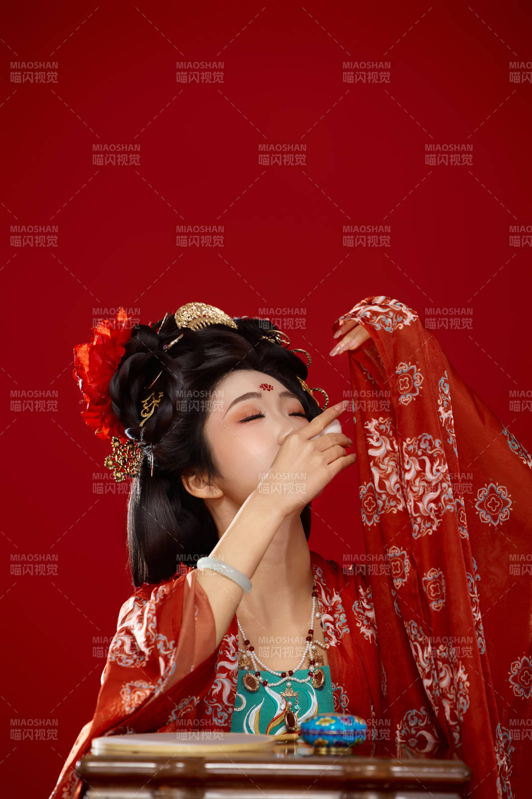 红色背景下大唐风韵女性古装妆容造型