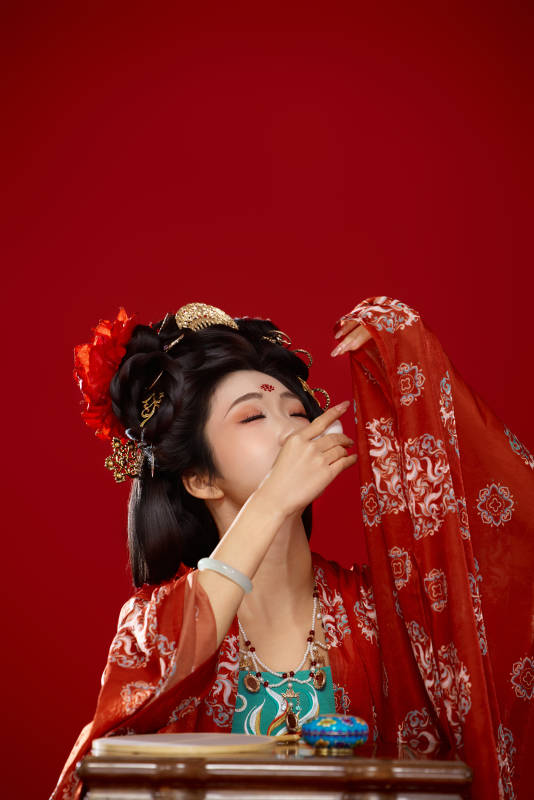 红色背景下大唐风韵女性古装妆容造型