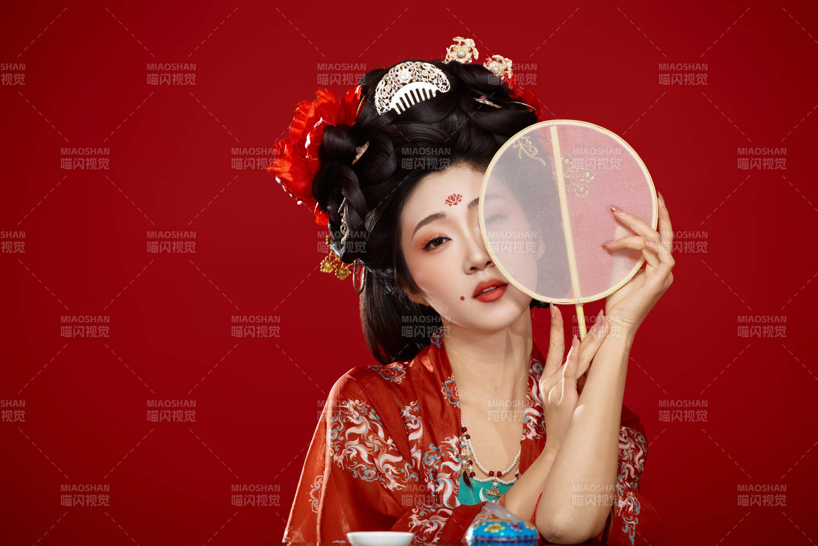红色背景下大唐风韵女性古装妆容造型图片