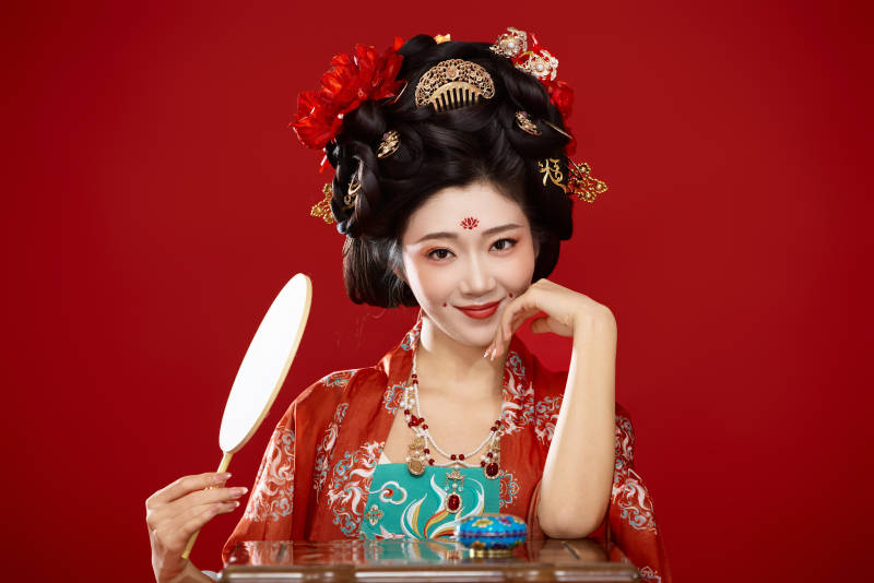 红色背景下大唐风韵女性古装妆容造型
