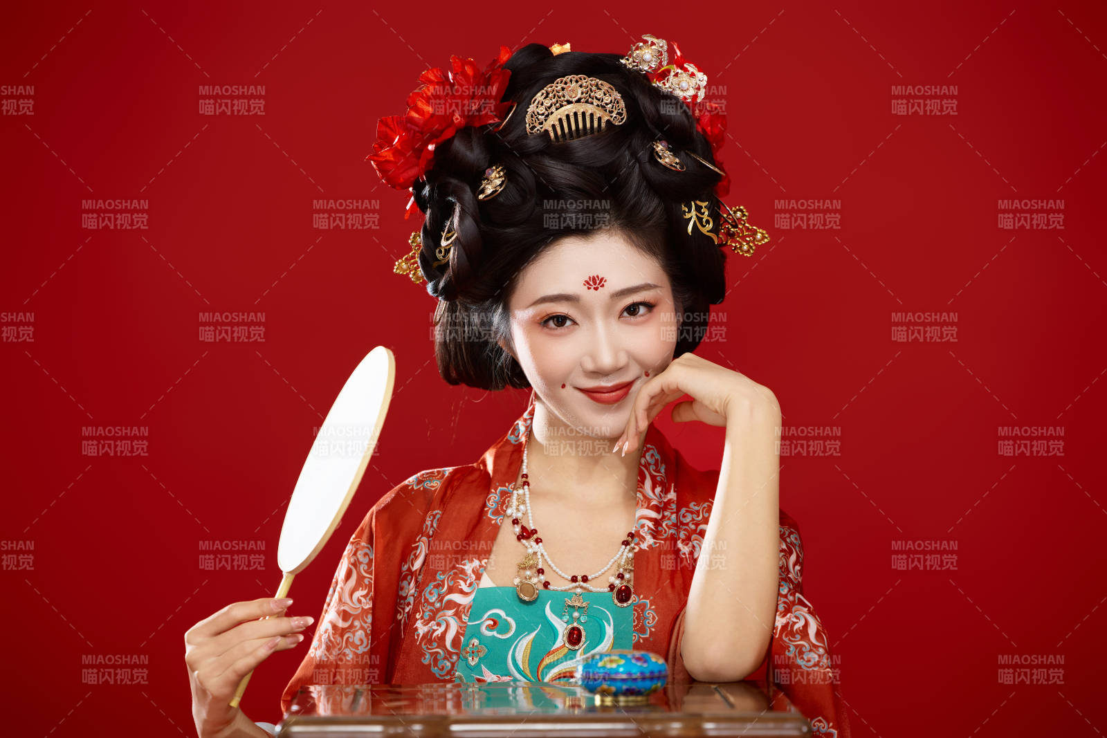 紅色背景下大唐風(fēng)韻女性古裝妝容造型