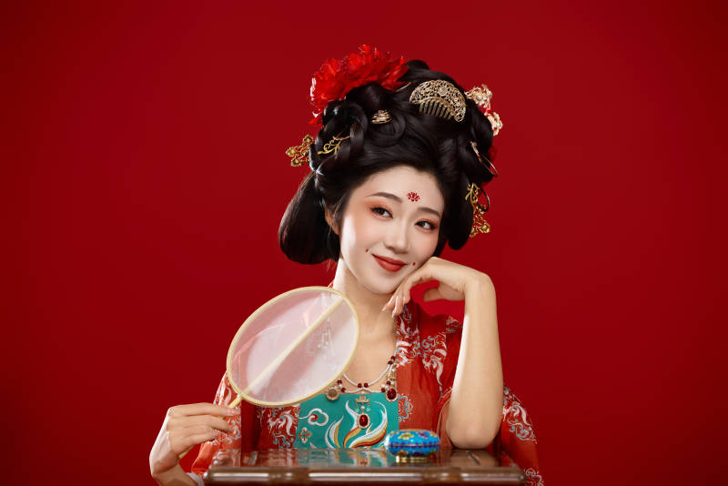 红色背景下大唐风韵女性古装妆容造型