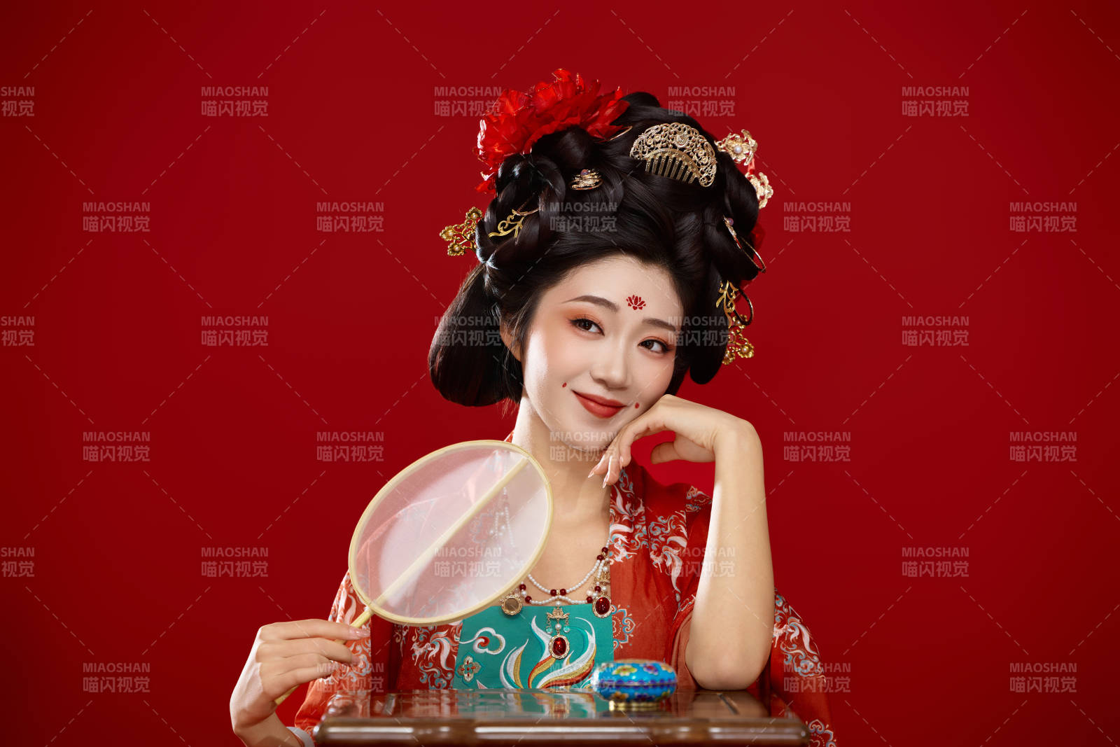 红色背景下大唐风韵女性古装妆容造型