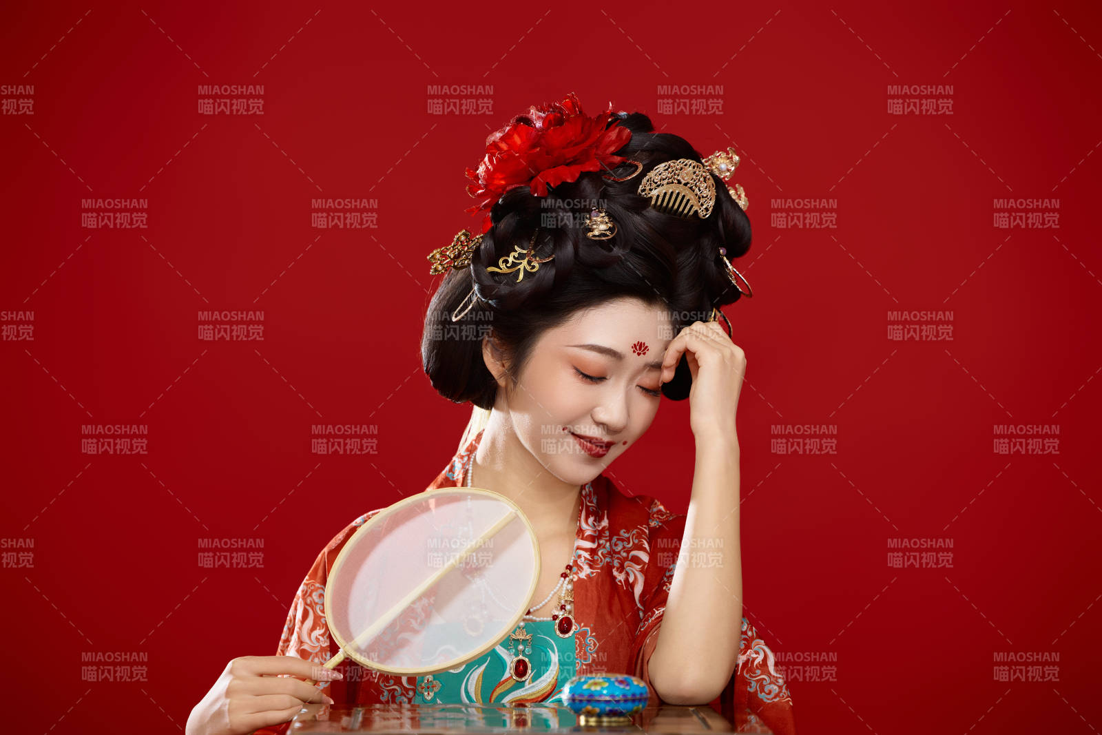 紅色背景下大唐風韻女性古裝妝容造型