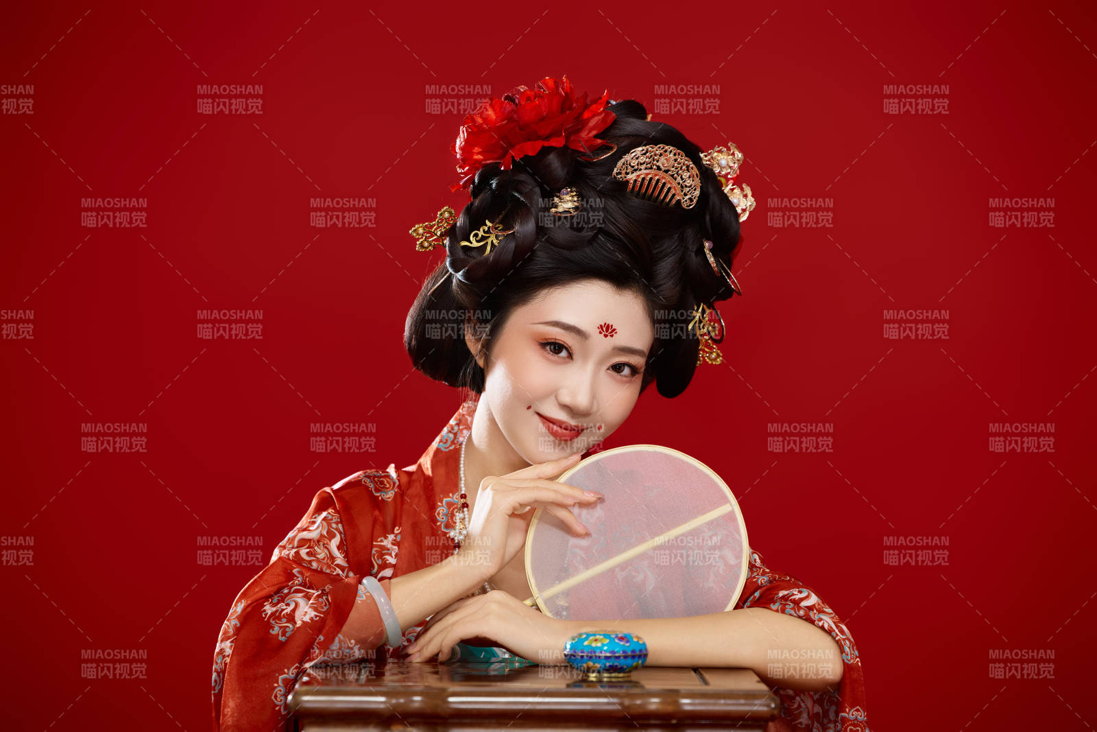 红色背景下大唐风韵女性古装妆容造型