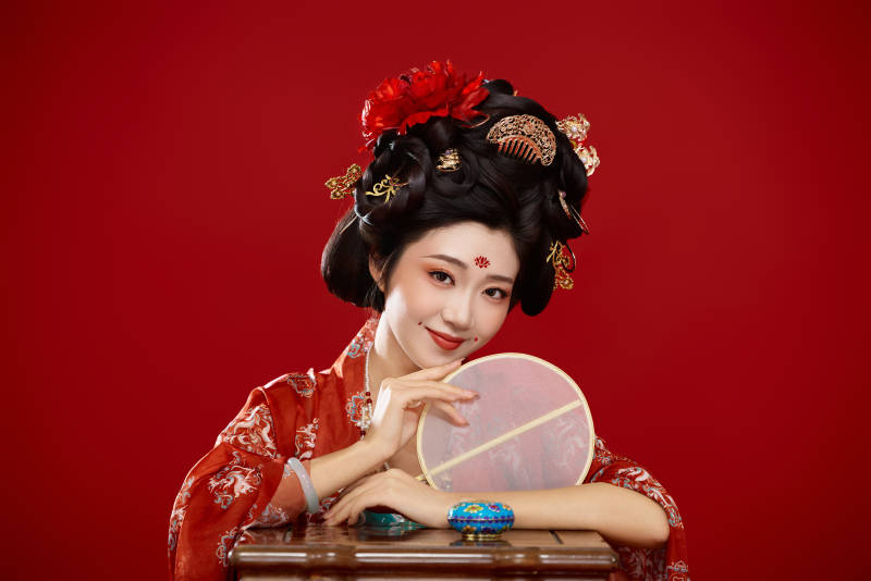 红色背景下大唐风韵女性古装妆容造型