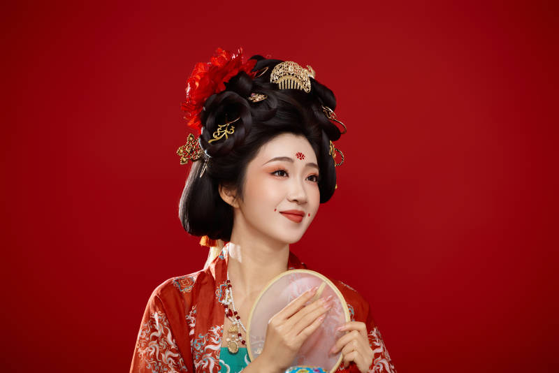 红色背景下大唐风韵女性古装妆容造型