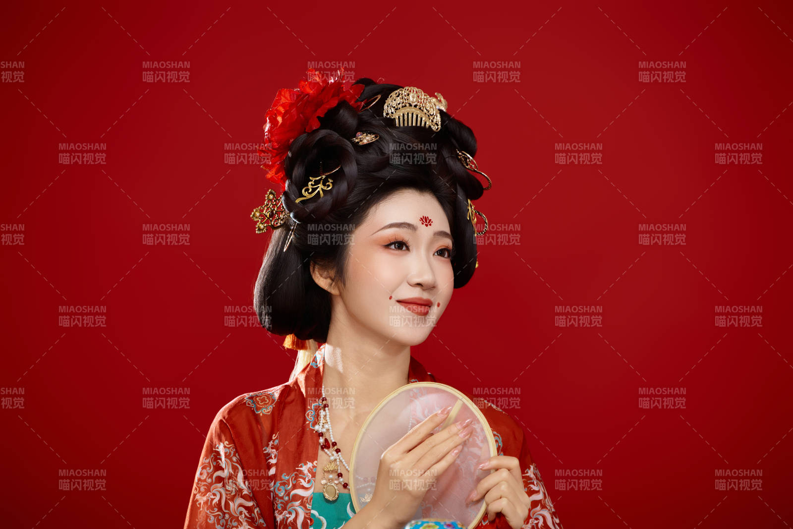 红色背景下大唐风韵女性古装妆容造型
