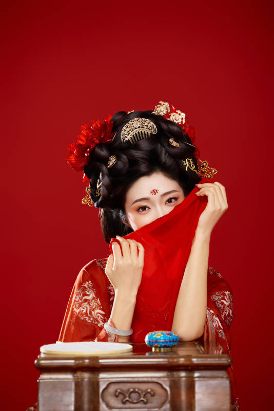 红色背景下大唐风韵女性古装妆容造型