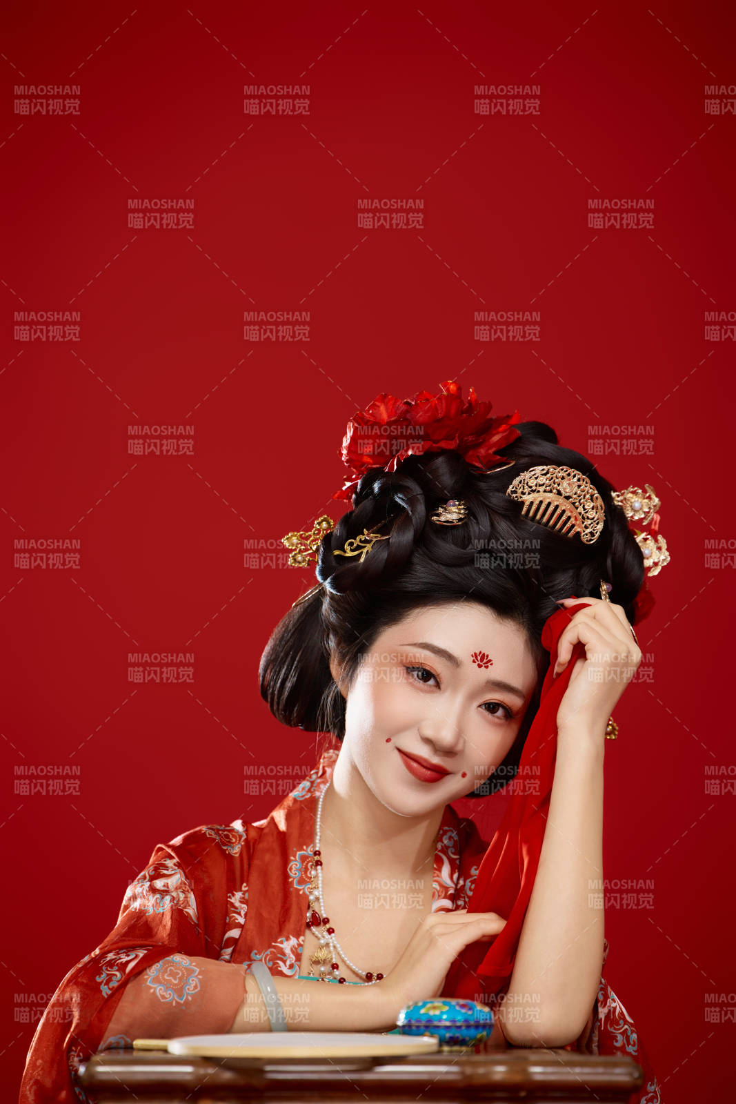 红色背景下大唐风韵女性古装妆容造型