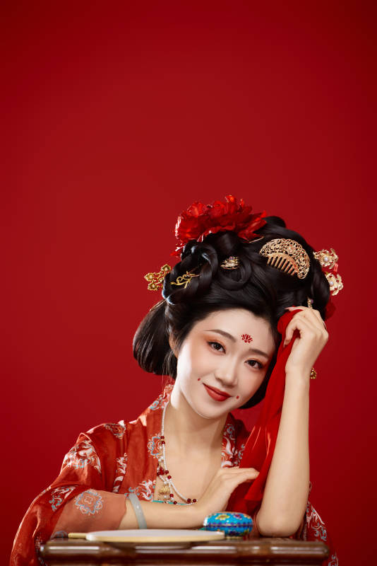 红色背景下大唐风韵女性古装妆容造型