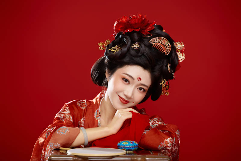 红色背景下大唐风韵女性古装妆容造型
