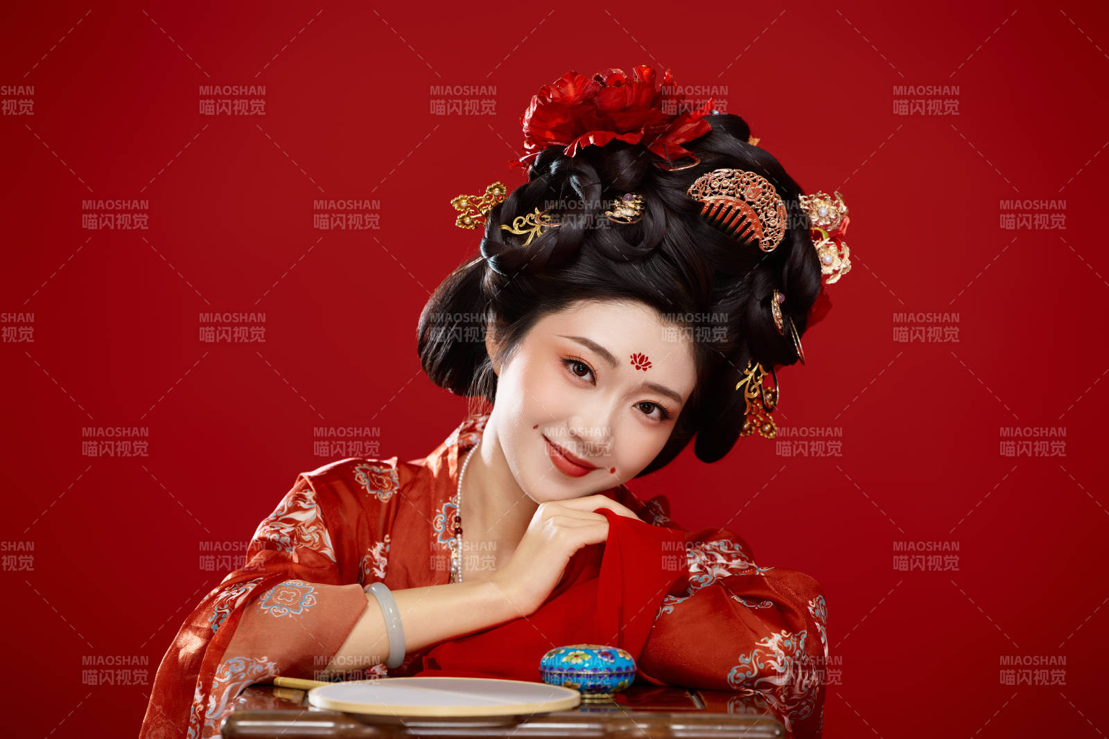 紅色背景下大唐風韻女性古裝妝容造型