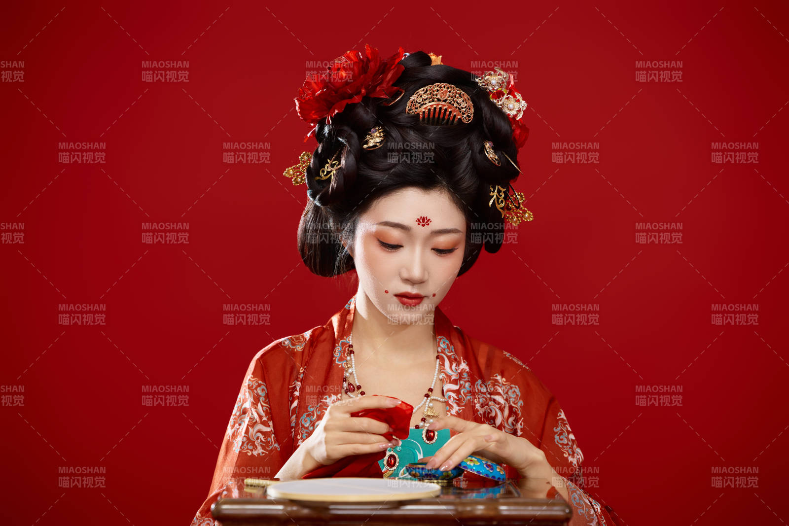 紅色背景下大唐風韻女性古裝妝容造型