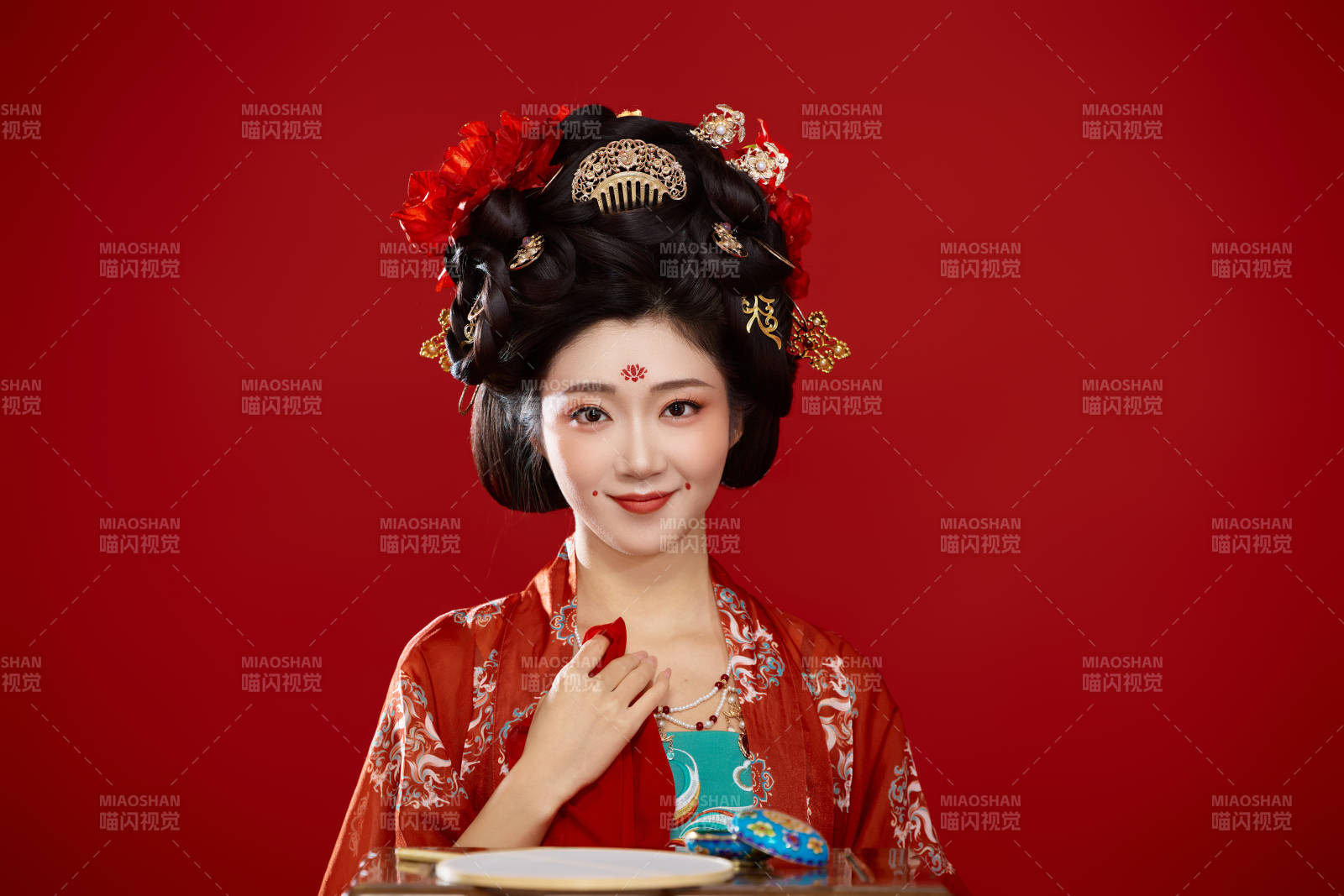 红色背景下大唐风韵女性古装妆容造型