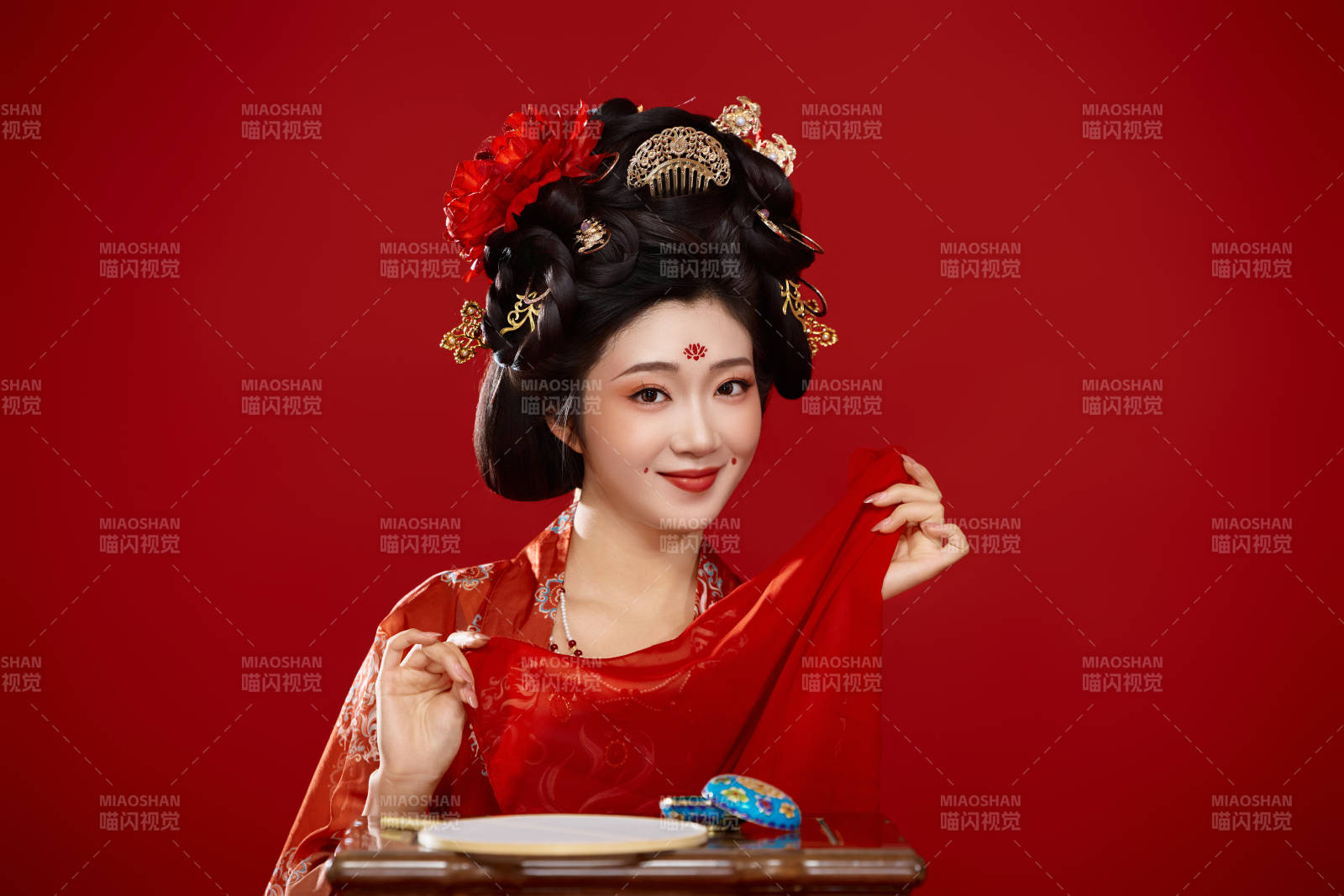 红色背景下大唐风韵女性古装妆容造型