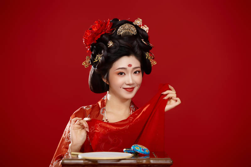 红色背景下大唐风韵女性古装妆容造型