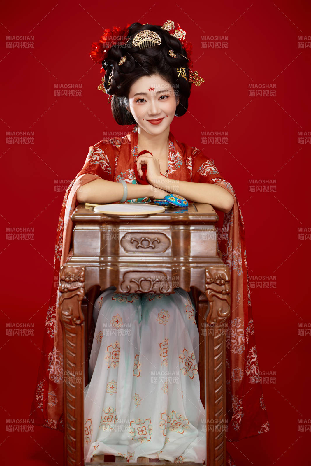 紅色背景下大唐風韻女性古裝妝容造型