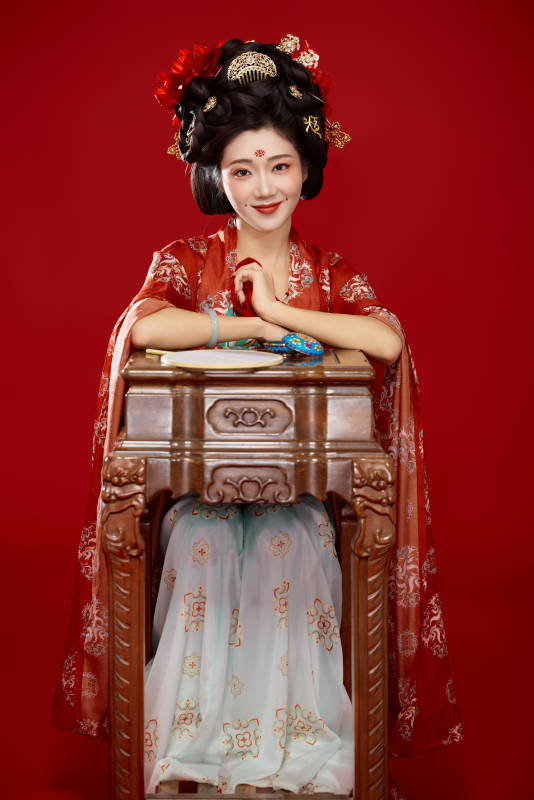 红色背景下大唐风韵女性古装妆容造型