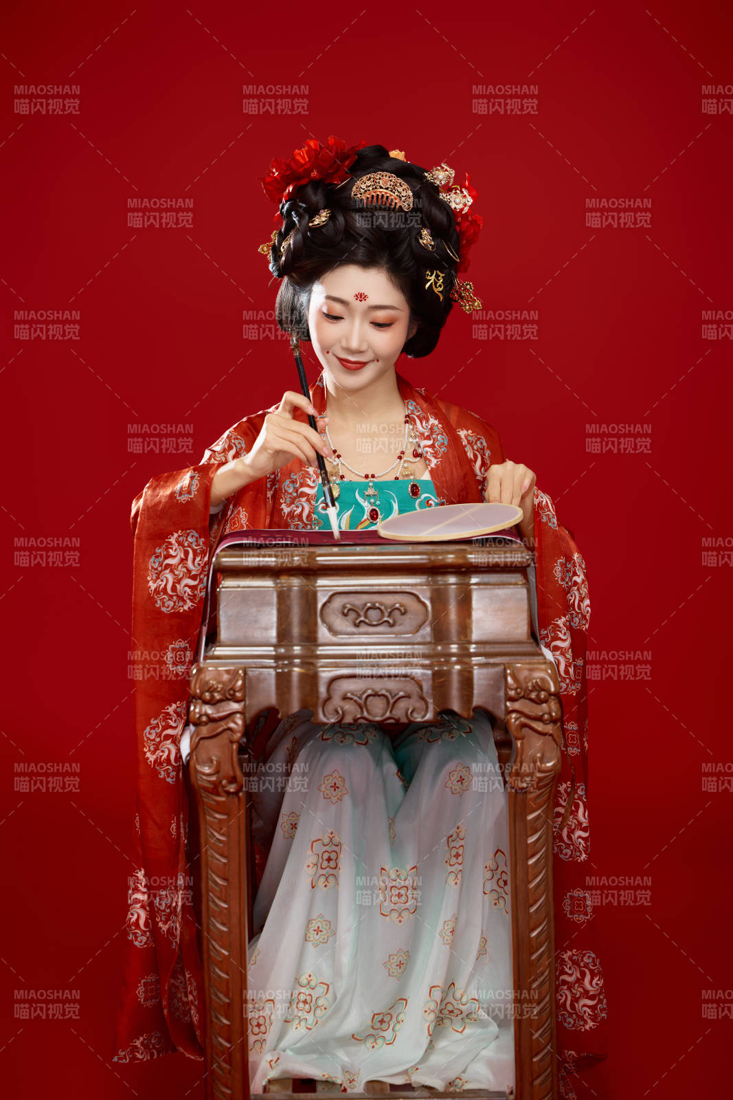 红色背景下大唐风韵女性古装妆容造型