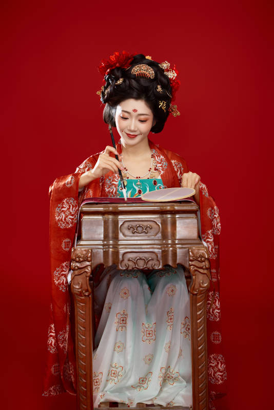 红色背景下大唐风韵女性古装妆容造型
