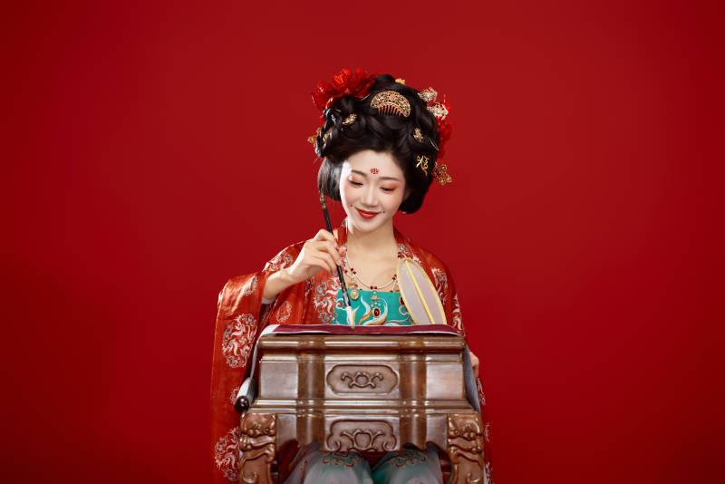红色背景下大唐风韵女性古装妆容造型