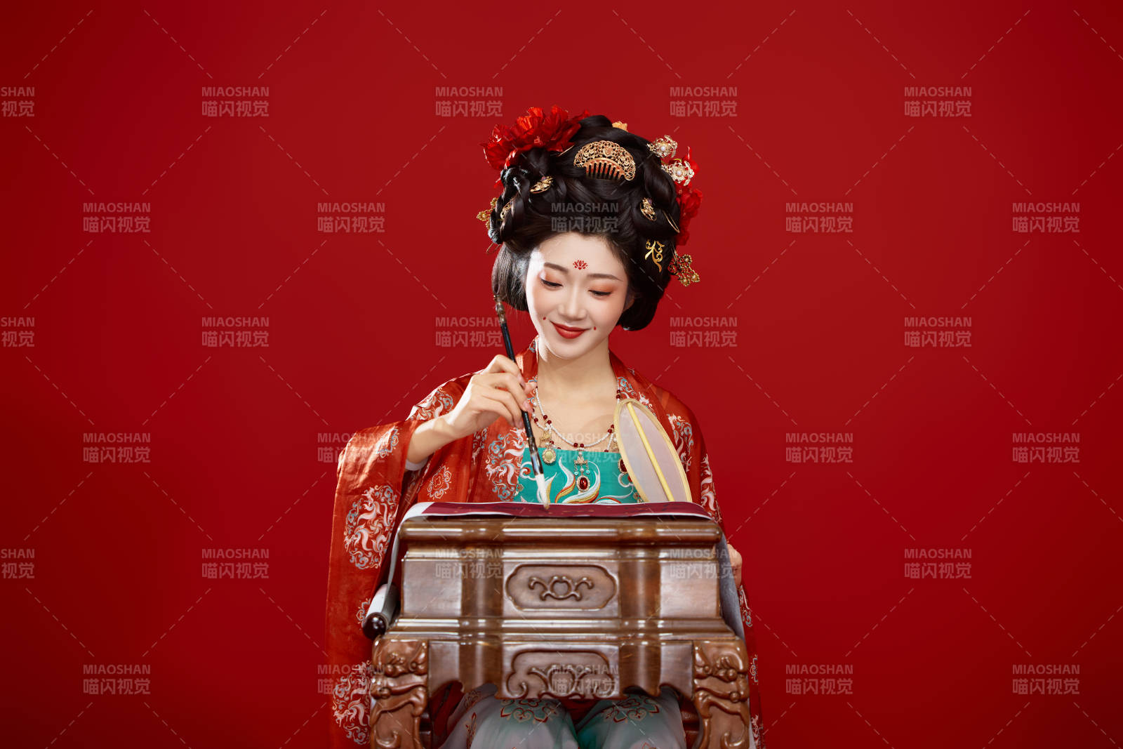 红色背景下大唐风韵女性古装妆容造型