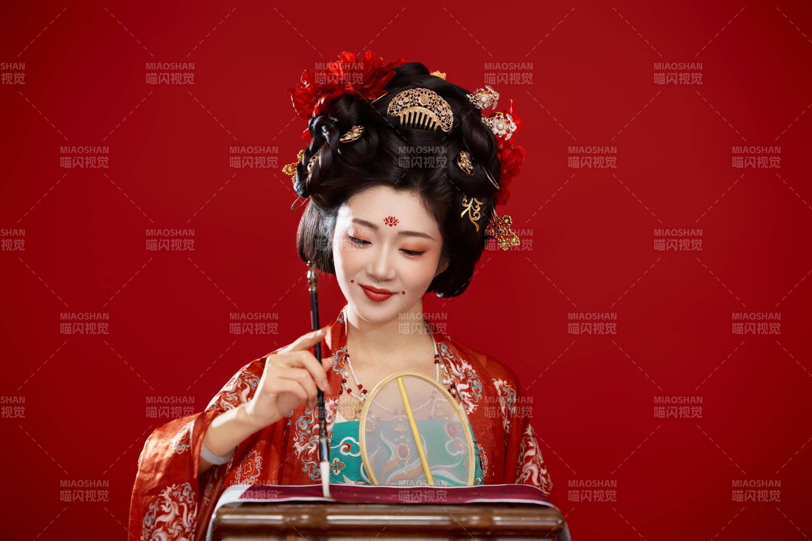 红色背景下大唐风韵女性古装妆容造型