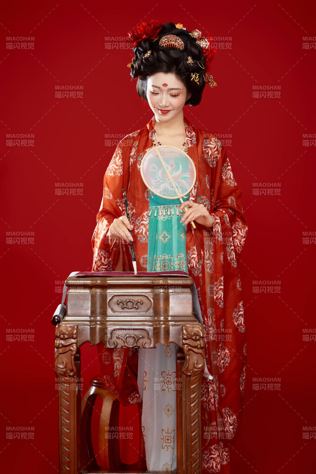 紅色背景下大唐風韻女性古裝妝容造型